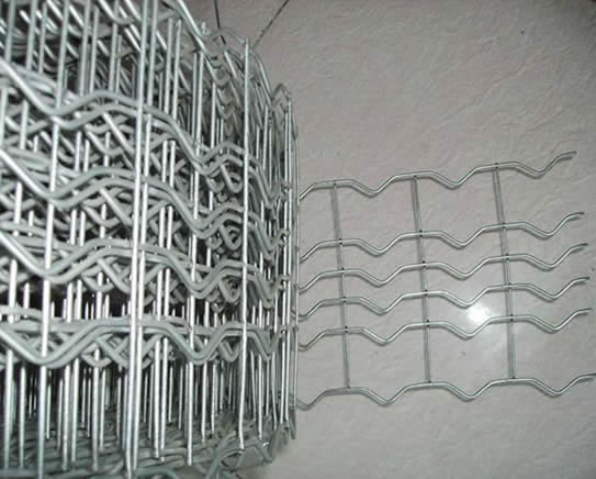 Crimped and welded canal mesh reinforcement 